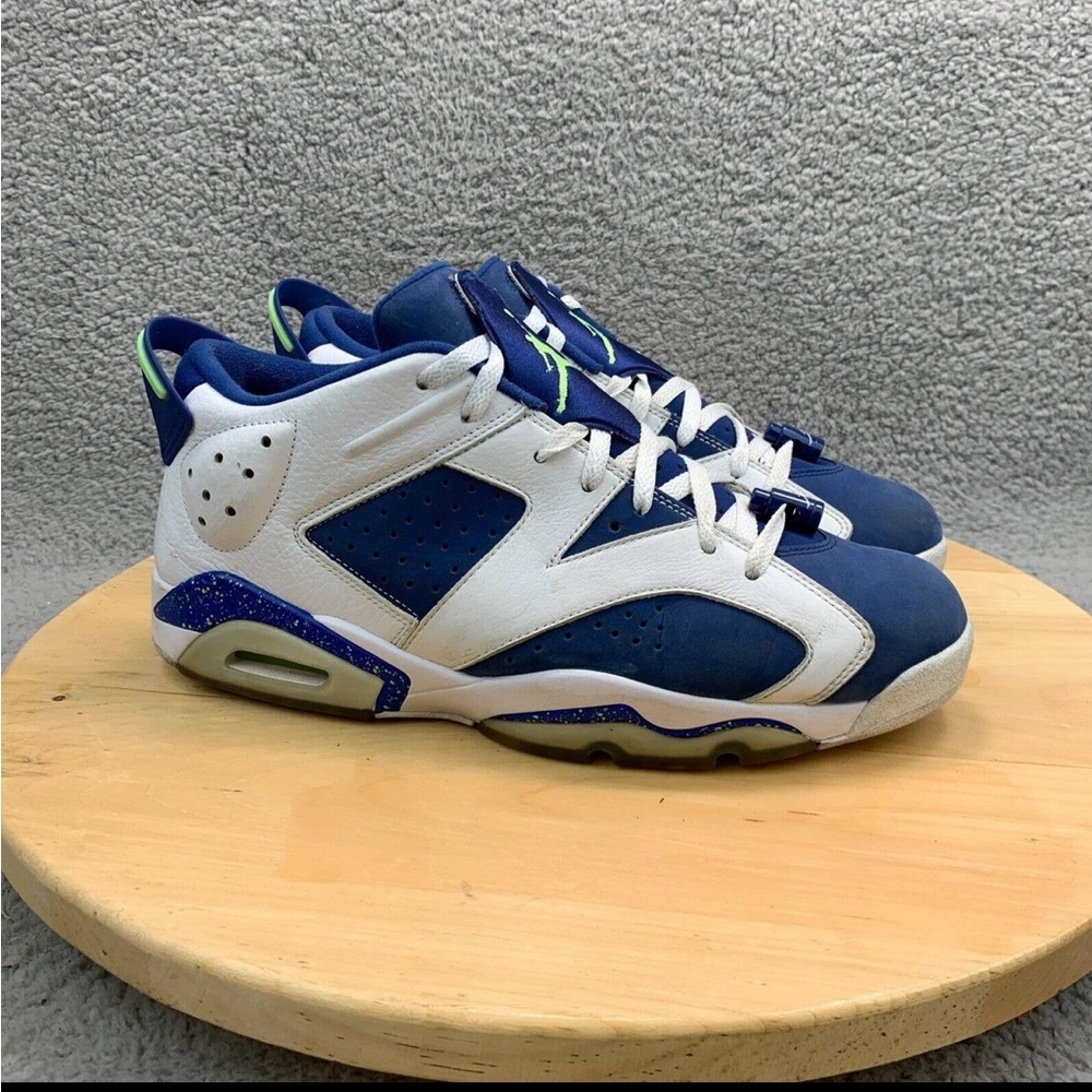 Jordan 6 mid size 11.5 Seahawks edition.  Great show just a little big on me.